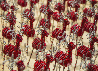 匠心与节庆的交织 非洲手工艺市场中的红色钢丝动物与圣诞风情